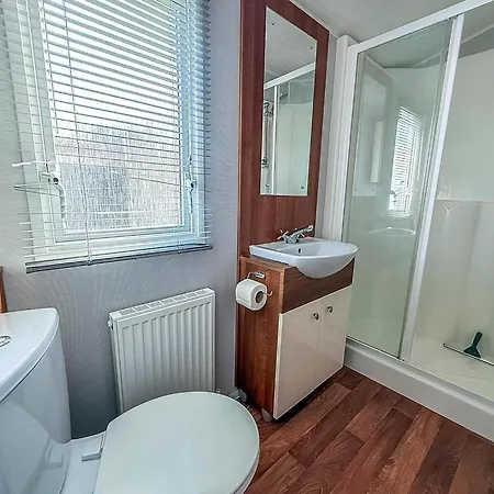 Superb Caravan With Decking And Free Wifi At Naze Marine Park Ref 17236C Walton-on-the-Naze Exterior photo
