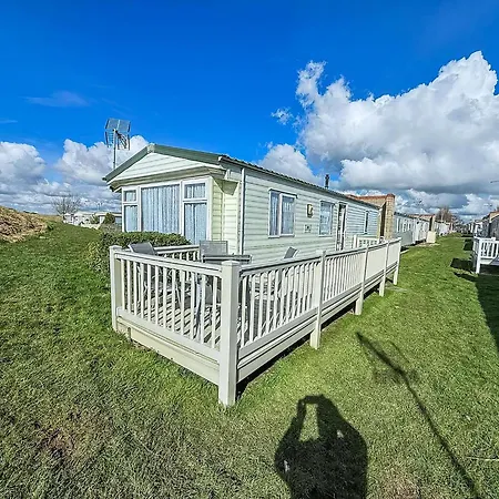Superb Caravan With Decking And Free Wifi At Naze Marine Park Ref 17236C Walton-on-the-Naze Exterior photo