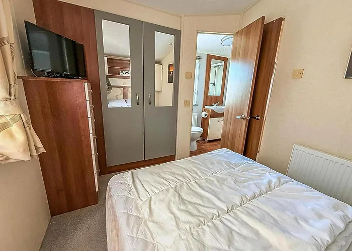Superb Caravan With Decking And Free Wifi At Naze Marine Park Ref 17236C