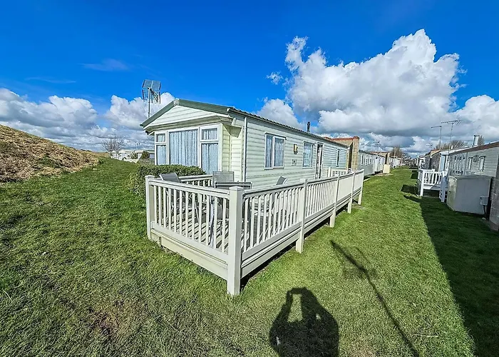 Superb Caravan With Decking And Free Wifi At Naze Marine Park Ref 17236C