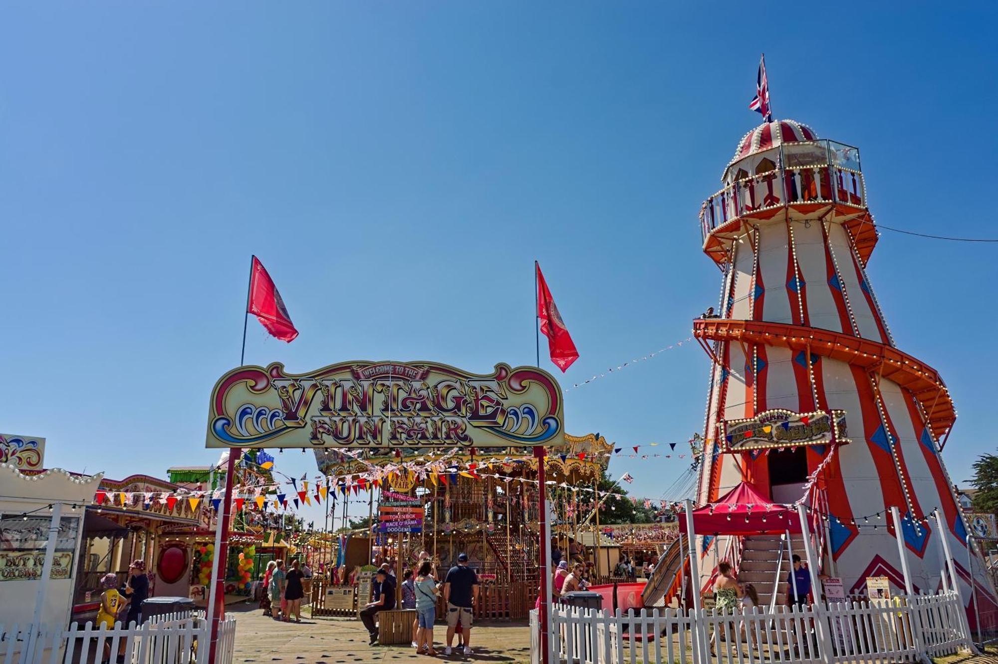 Campsite Superb Caravan With Decking And Free Wifi At Naze Marine Park Ref 17236c