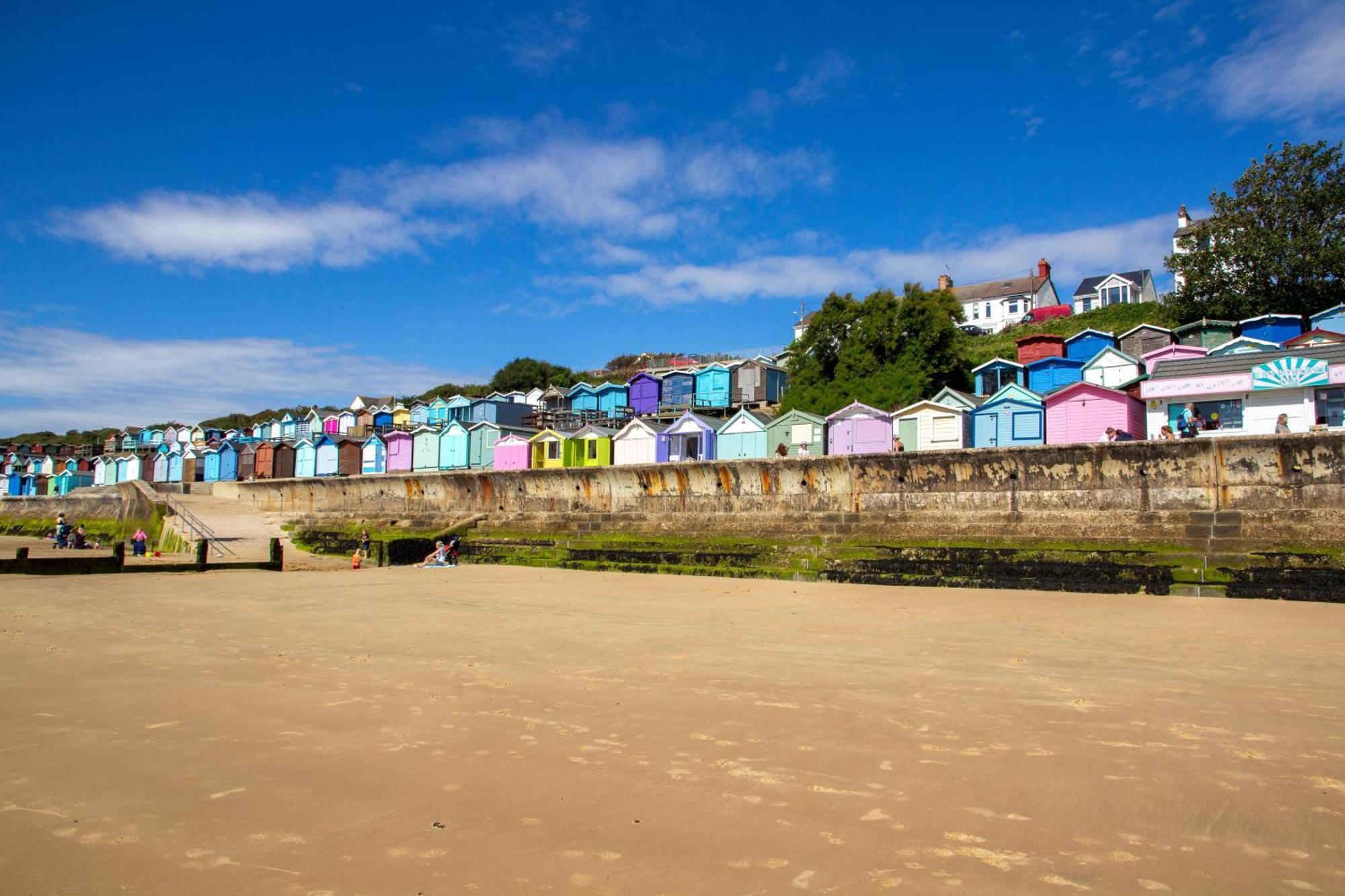 Superb Caravan With Decking And Free Wifi At Naze Marine Park Ref 17236c * Walton-on-the-Naze