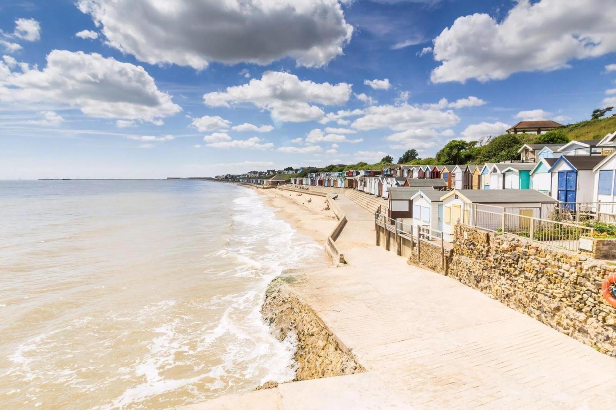 Superb Caravan With Decking And Free Wifi At Naze Marine Park Ref 17236c Campsite *