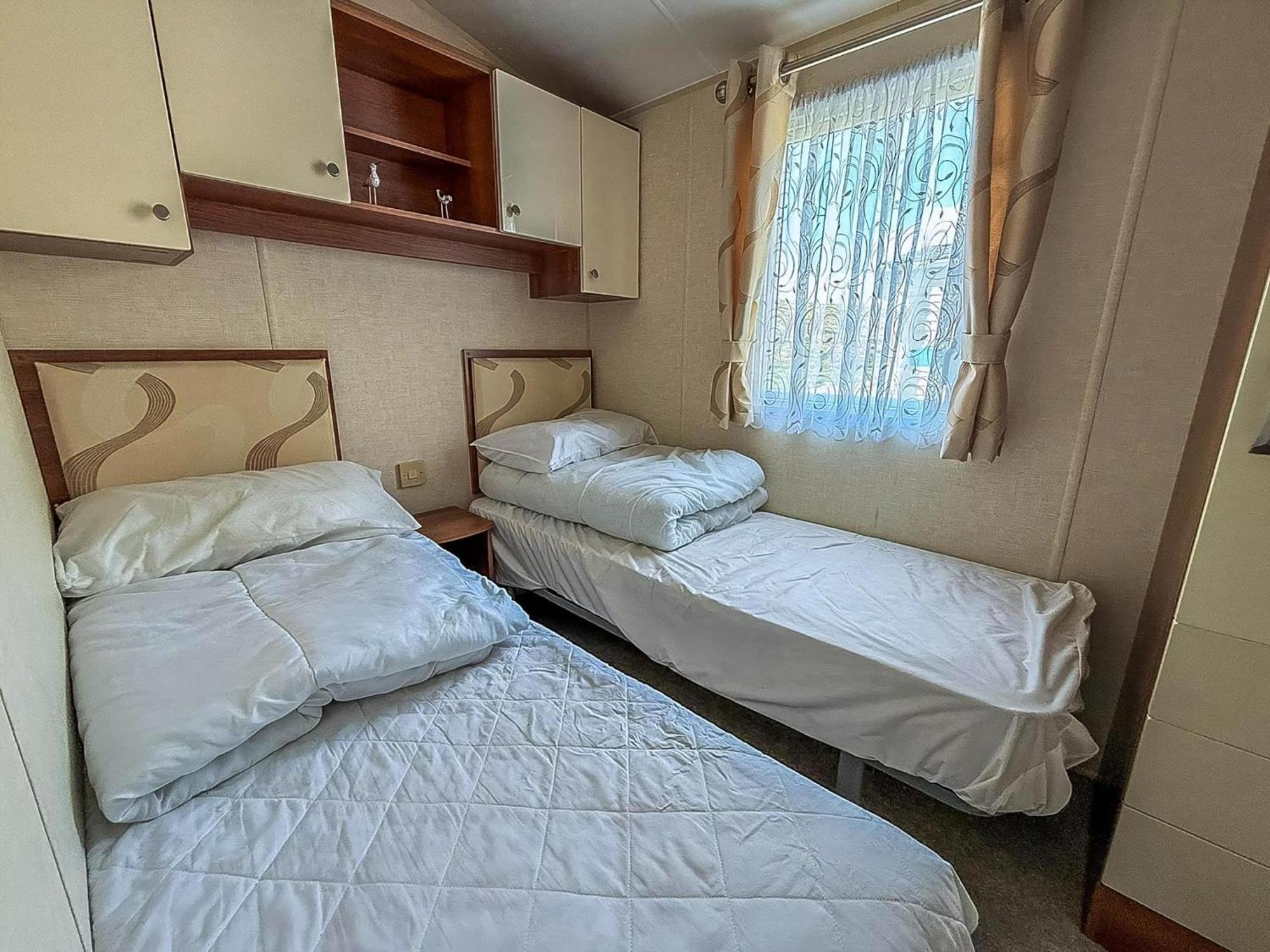 Superb Caravan With Decking And Free Wifi At Naze Marine Park Ref 17236c Campsite *