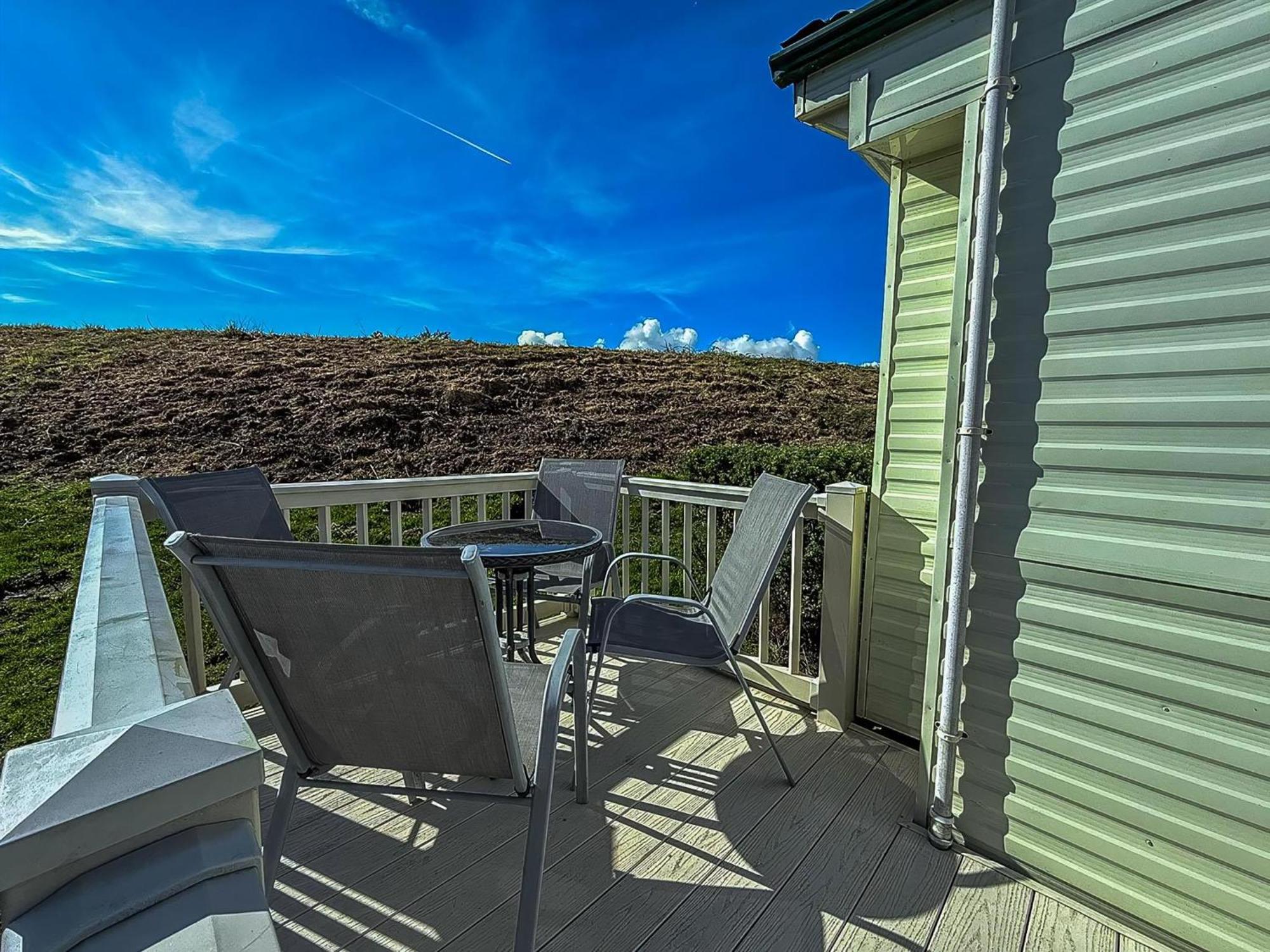 Campsite Superb Caravan With Decking And Free Wifi At Naze Marine Park Ref 17236c *