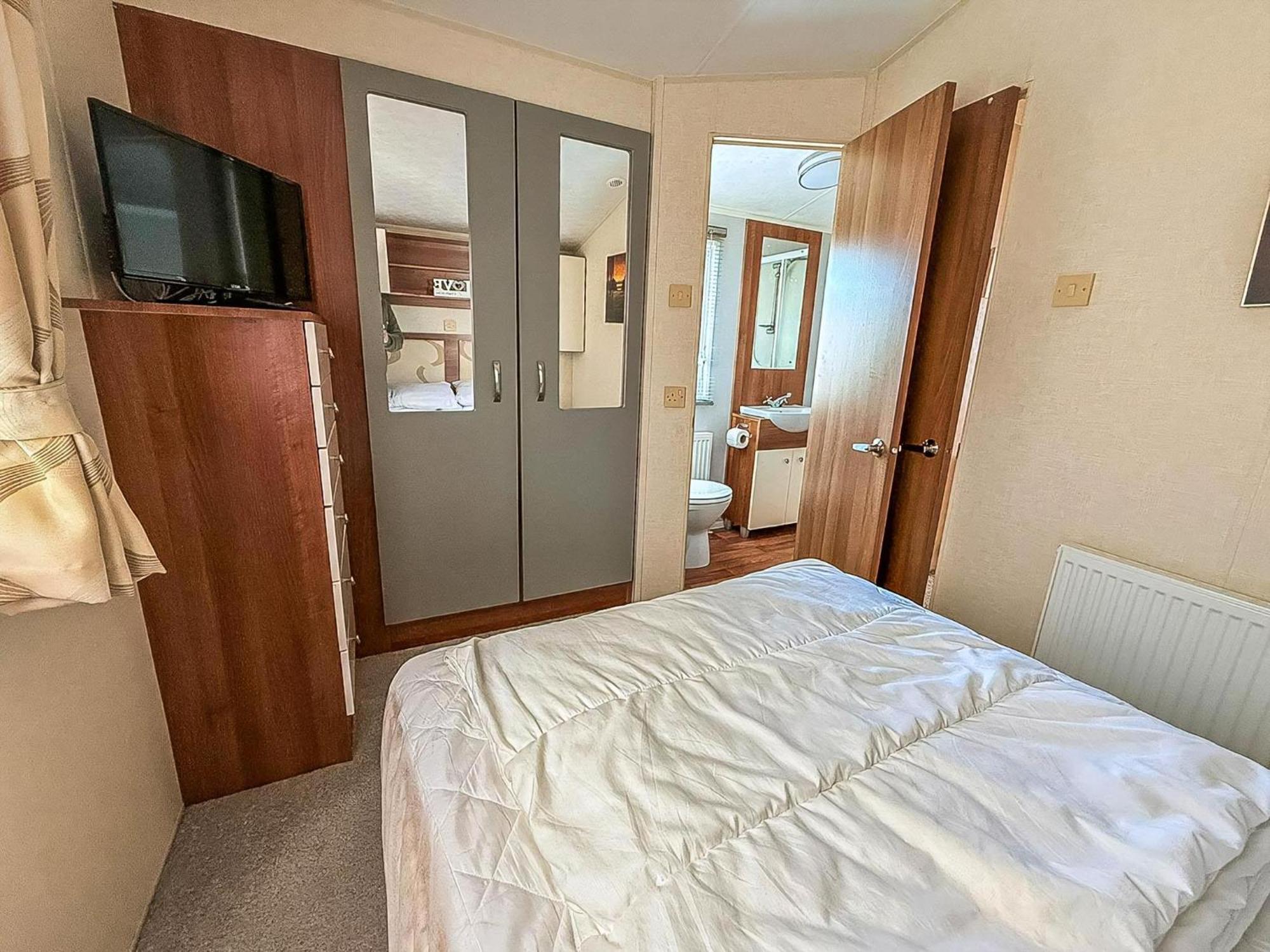 Superb Caravan With Decking And Free Wifi At Naze Marine Park Ref 17236c Campsite Walton-on-the-Naze