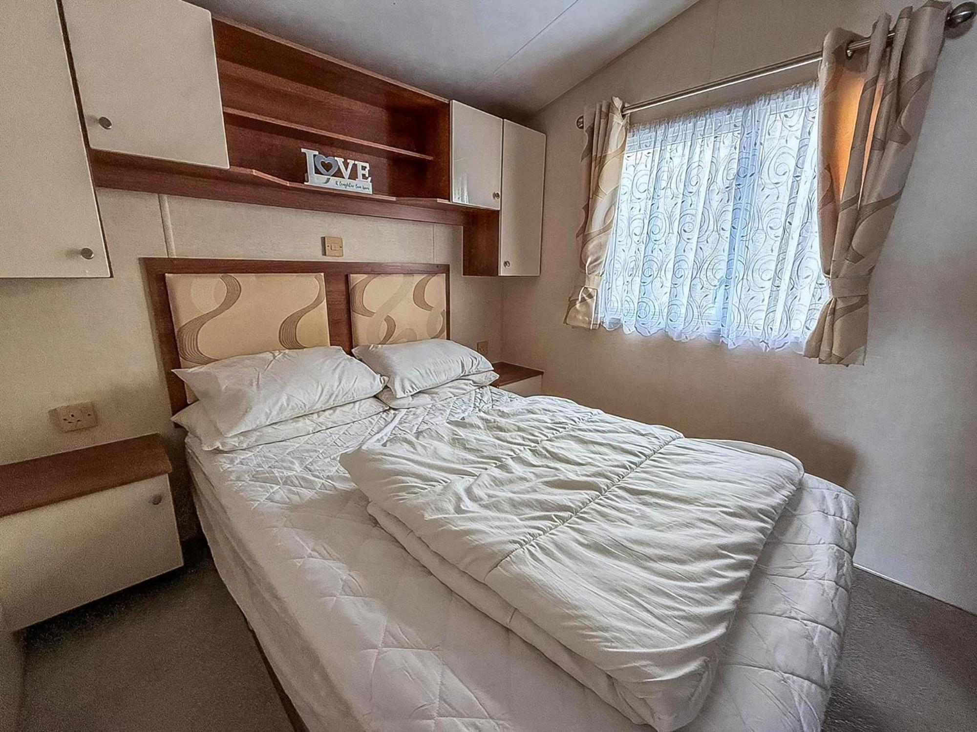Superb Caravan With Decking And Free Wifi At Naze Marine Park Ref 17236c *