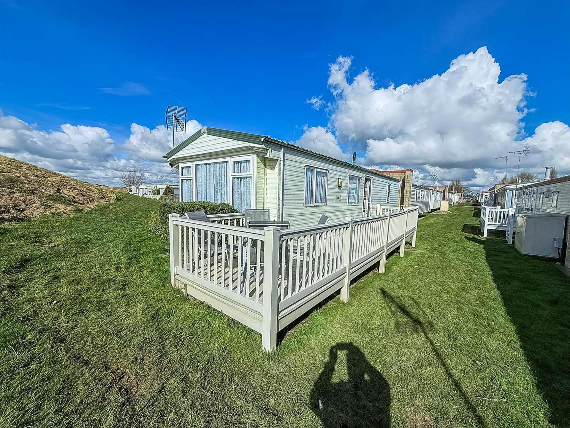 Superb Caravan With Decking And Free Wifi At Naze Marine Park Ref 17236c Walton-on-the-Naze