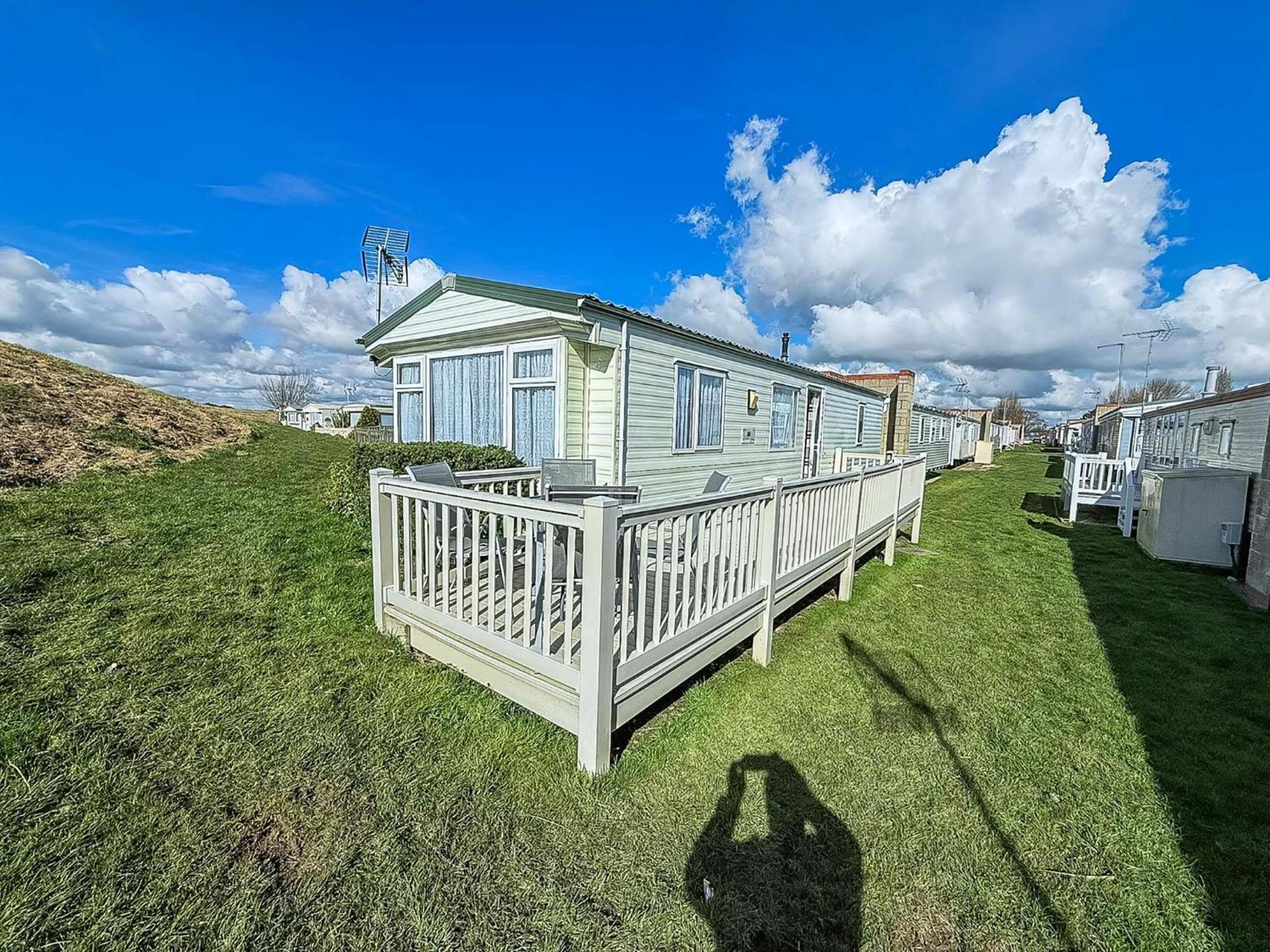 Superb Caravan With Decking And Free Wifi At Naze Marine Park Ref 17236c * Walton-on-the-Naze