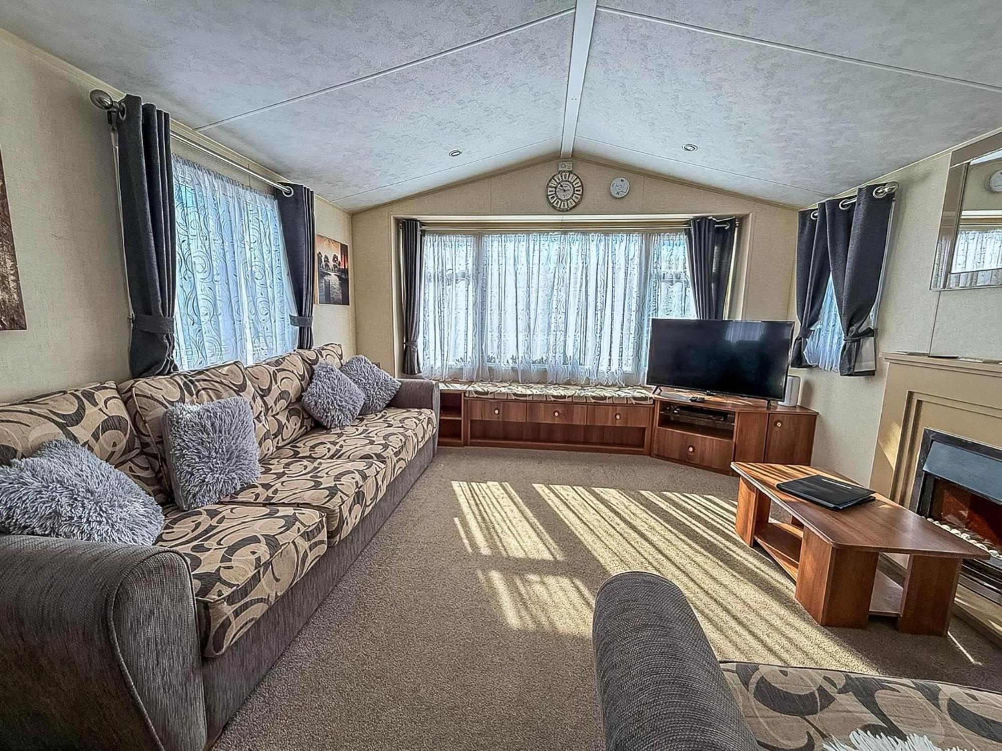 Campsite Superb Caravan With Decking And Free Wifi At Naze Marine Park Ref 17236c