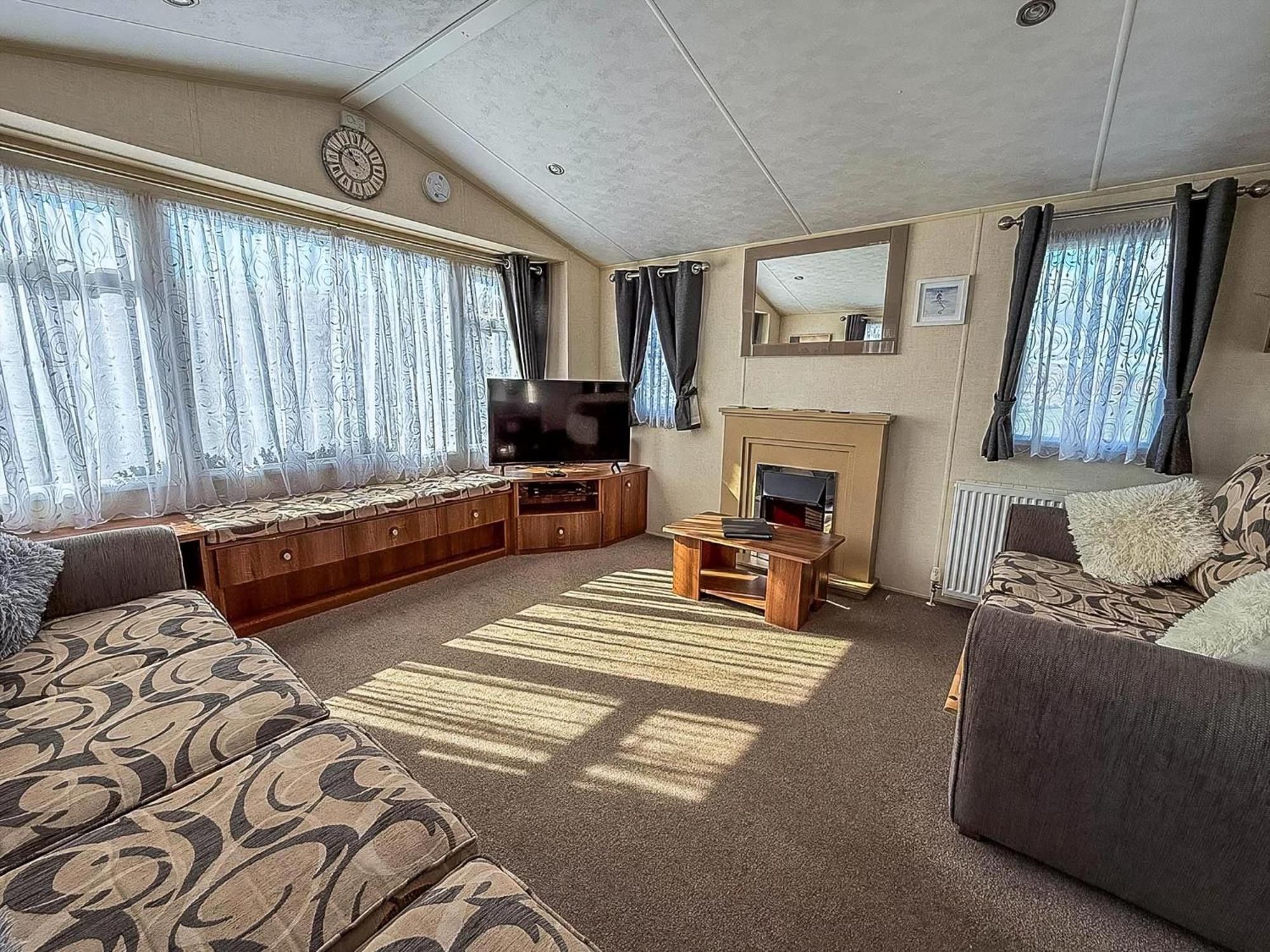 Superb Caravan With Decking And Free Wifi At Naze Marine Park Ref 17236c Campsite *