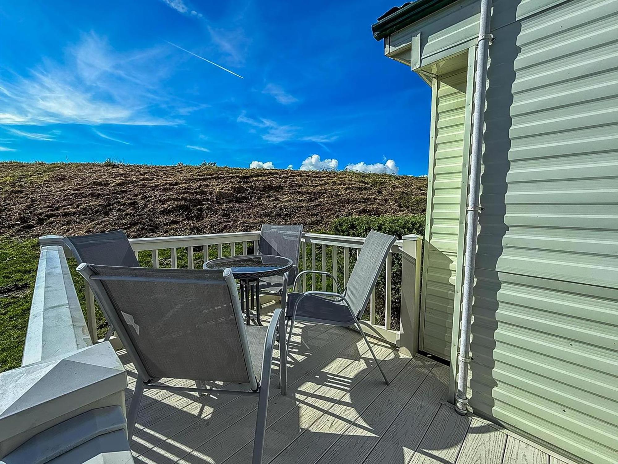 Superb Caravan With Decking And Free Wifi At Naze Marine Park Ref 17236c Walton-on-the-Naze