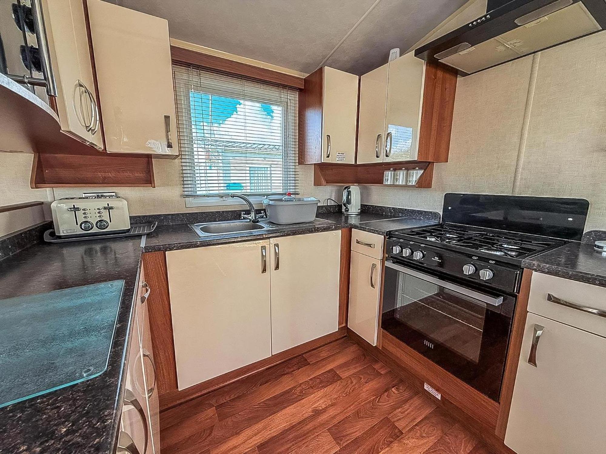Campsite Superb Caravan With Decking And Free Wifi At Naze Marine Park Ref 17236c *